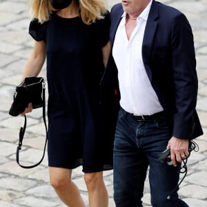 Christophe Dechavanne et sa compagne Elena Foïs lors de la cérémonie d'hommage national à Jean-Paul Belmondo à l'Hôtel des Invalides à Paris, France, le 9 septembre 2021. © Dominique Jacovides/Bestimage 