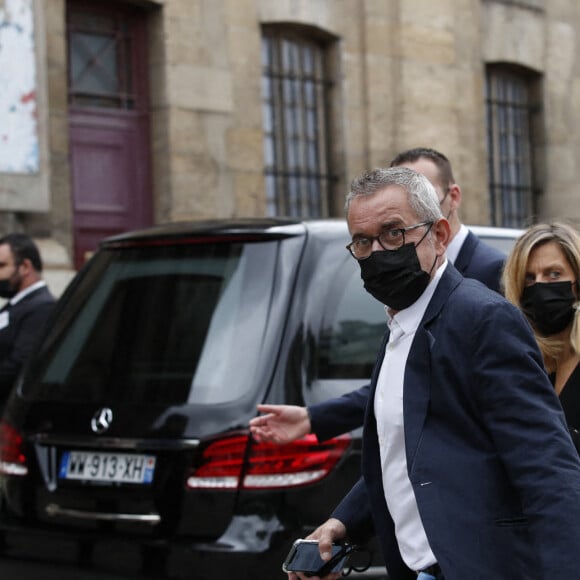 Christophe Dechavanne et sa compagne Elena Foïs - Obsèques de Jean-Paul Belmondo en en l'église Saint-Germain-des-Prés, à Paris le 10 septembre 2021. © Cyril Moreau / Bestimage 