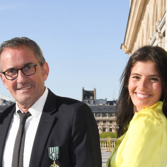 Exclusif- Christophe Dechavanne en famille avec ses filles Pauline et Ninon et sa compagne Elena Foïs - Christophe Dechavanne reçoit le grade d'Officier des Arts et des Lettres au Ministère de la Culture à Paris le 15 mai 2019. © Coadic Guirec / Bestimage  