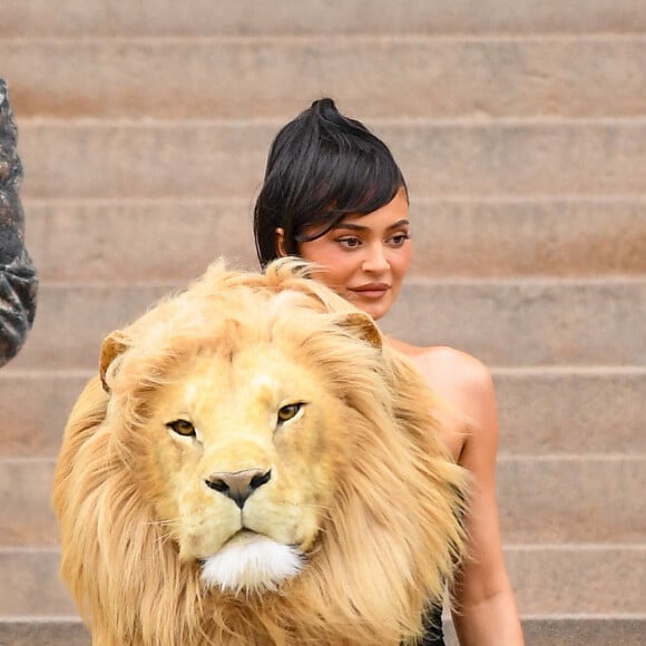 Kylie Jenner avec une robe à tête de lion lors du défilé Schiaparelli à Paris le 23 janvier 2023 © Moreau / Perusseau / Bestimage