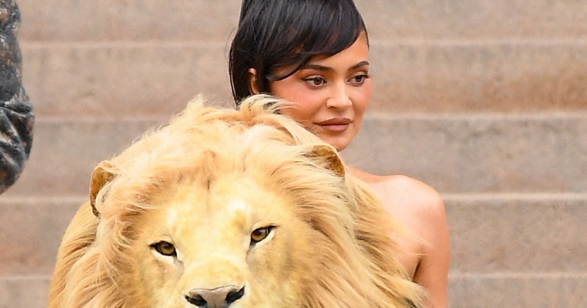 Kylie Jenner Avec Une Robe à Tête De Lion Lors Du Défilé Schiaparelli à Paris Le 23 Janvier 2023 