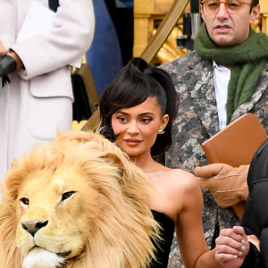 Kylie Jenner avec une robe à tête de lion lors du défilé Schiaparelli à Paris le 23 janvier 2023 © Moreau / Perusseau / Bestimage