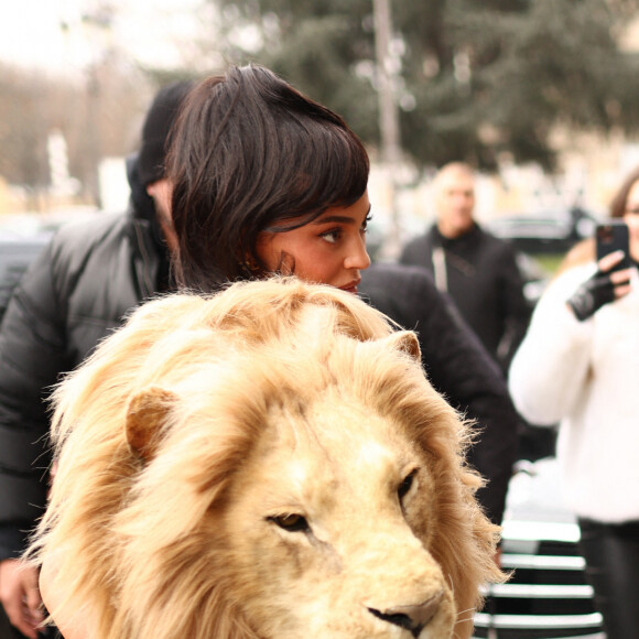 Kylie Jenner avec une robe à tête de lion lors du défilé Schiaparelli à Paris le 23 janvier 2023 © Moreau / Perusseau / Bestimage