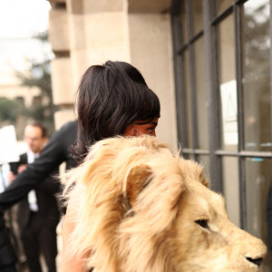 Kylie Jenner avec une robe à tête de lion lors du défilé Schiaparelli à Paris le 23 janvier 2023 © Moreau / Perusseau / Bestimage