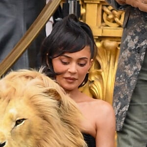 Kylie Jenner avec une robe à tête de lion lors du défilé Schiaparelli à Paris le 23 janvier 2023 © Moreau / Perusseau / Bestimage