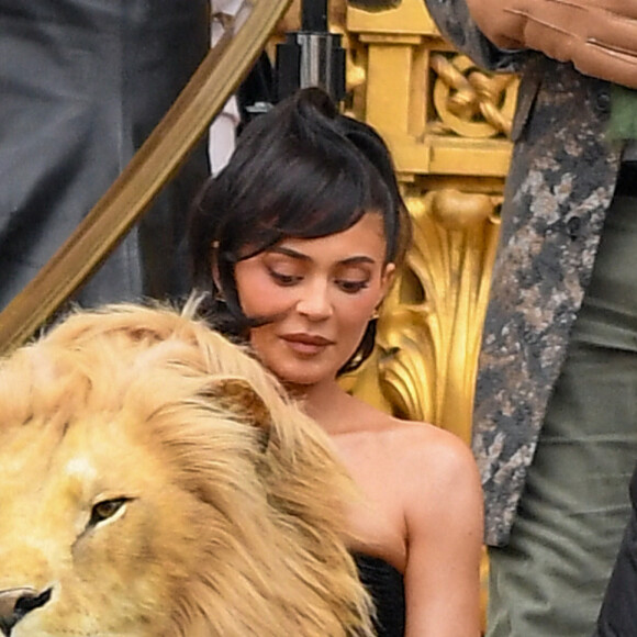 Kylie Jenner avec une robe à tête de lion lors du défilé Schiaparelli à Paris le 23 janvier 2023 © Moreau / Perusseau / Bestimage