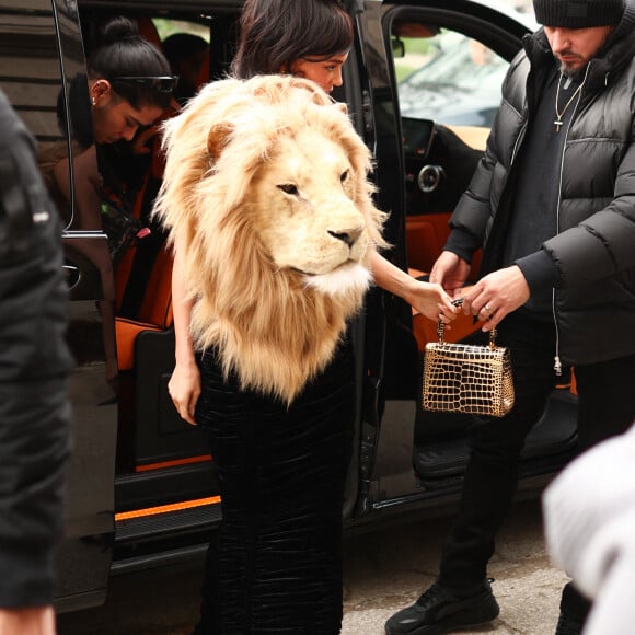 Kylie Jenner avec une robe à tête de lion lors du défilé Schiaparelli à Paris le 23 janvier 2023 © Moreau / Perusseau / Bestimage