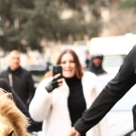 Kylie Jenner avec une robe à tête de lion lors du défilé Schiaparelli à Paris le 23 janvier 2023 © Moreau / Perusseau / Bestimage