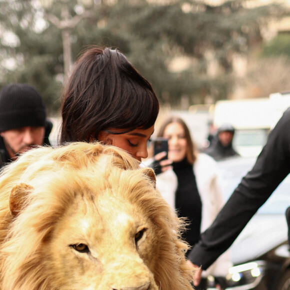 Kylie Jenner avec une robe à tête de lion lors du défilé Schiaparelli à Paris le 23 janvier 2023 © Moreau / Perusseau / Bestimage