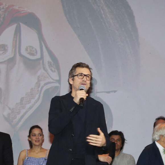 Exclusif - Prix Spécial - Guillaume Canet remercie son équipe, avec Vincent Cassel, Linh-Dan Pham, Issa Doumbia, Vincent Desagnat, Marion Cotillard, Philippe Canet (le père de Guillaume), Matthieu Chedid alias M, Laura Felpin et Angèle - Première du film Astérix et Obélix "L'Empire du Milieu" au cinéma Le Grand Rex à Paris le 15 janvier 2023. © Bertrand Rindoff / Bestimage 