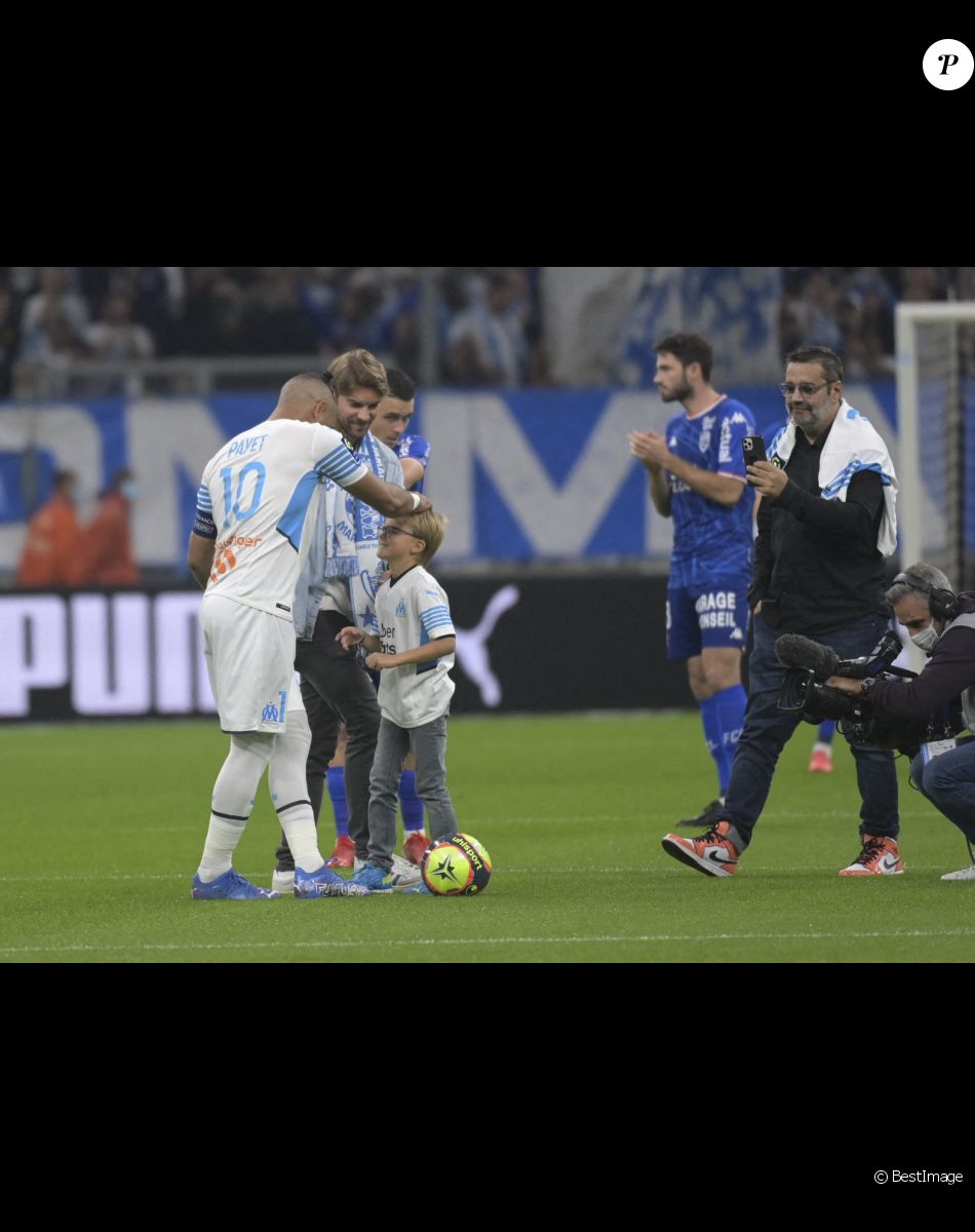 En hommage à Bernard Tapie, son petit-fils (accompagné de son père Stéphane Tapie) a donné le coup d'envoi du match de Ligue 1 Uber Eats "Marseille - Lorient (4-1)" au stade Vélodrome à Marseille, le 17 octobre 2021.