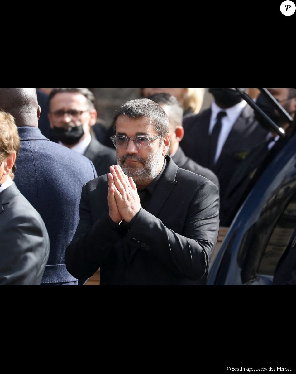 Stéphane Tapie (fils du défunt) - Sorties de la messe funéraire en hommage à Bernard Tapie en l'église Saint-Germain-des-Prés à Paris. Le 6 octobre 2021 © Jacovides-Moreau / Bestimage