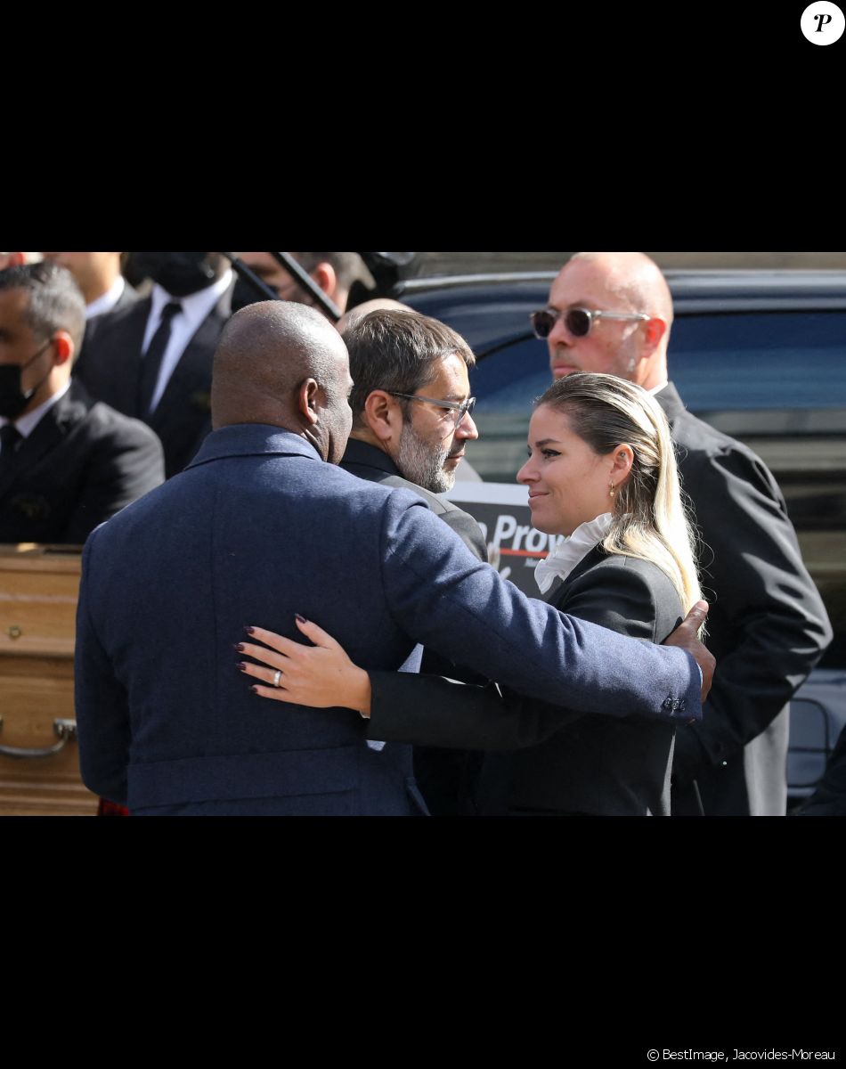 Basile Boli, Stéphane Tapie et Sophie Tapie (Fils et fille du défunt) - Sorties de la messe funéraire en hommage à Bernard Tapie en l'église Saint-Germain-des-Prés à Paris. Le 6 octobre 2021 © Jacovides-Moreau / Bestimage