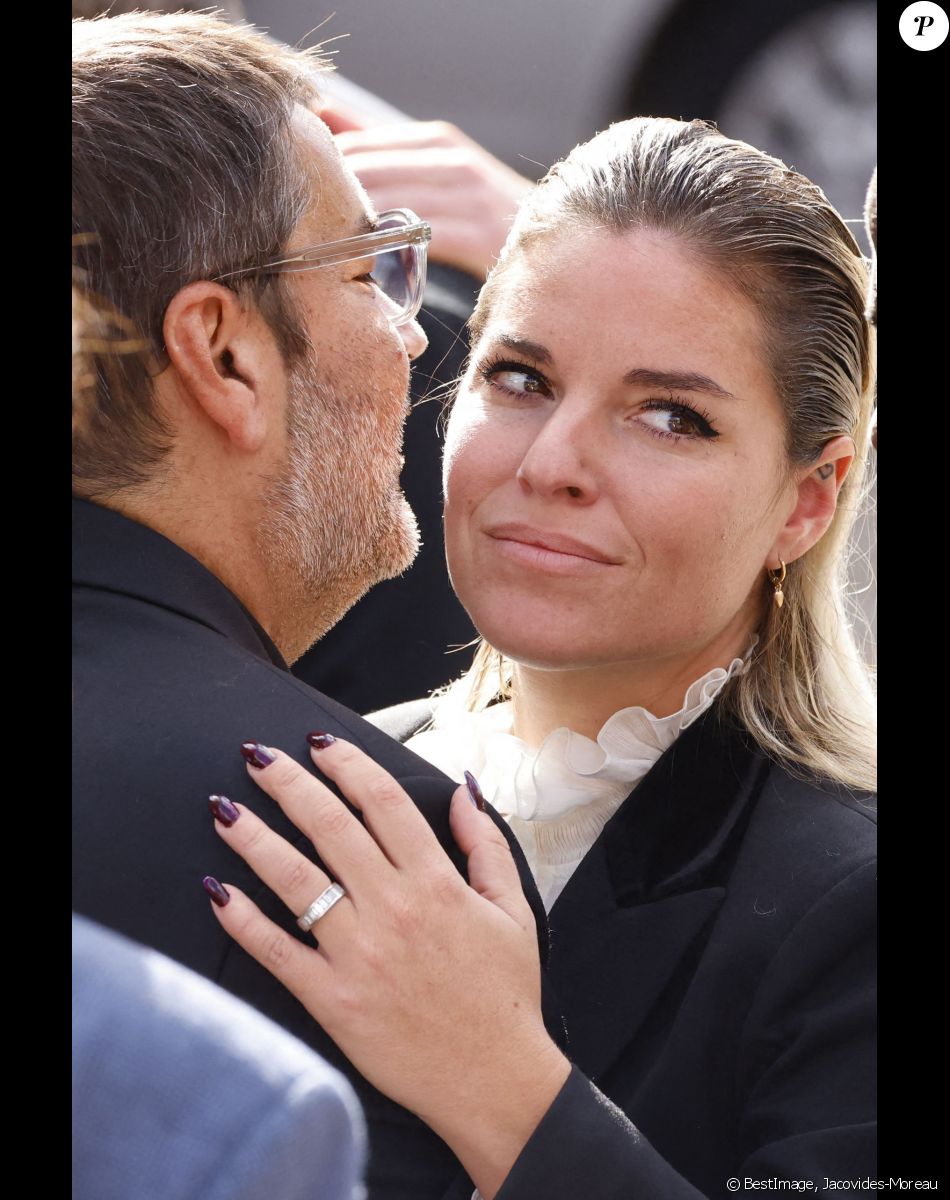 Stéphane Tapie et Sophie Tapie (Fils et fille du défunt) - Sorties de la messe funéraire en hommage à Bernard Tapie en l'église Saint-Germain-des-Prés à Paris. Le 6 octobre 2021 © Jacovides-Moreau / Bestimage