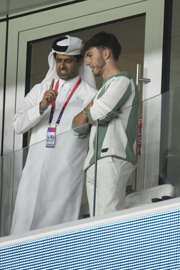 Nasser al-Khelaïfi (président du PSG), Pierre Gasly dans les tribunes du match "France - Australie (4-1)" lors de la Coupe du Monde 2022 au Qatar, le 22 novembre 2022.