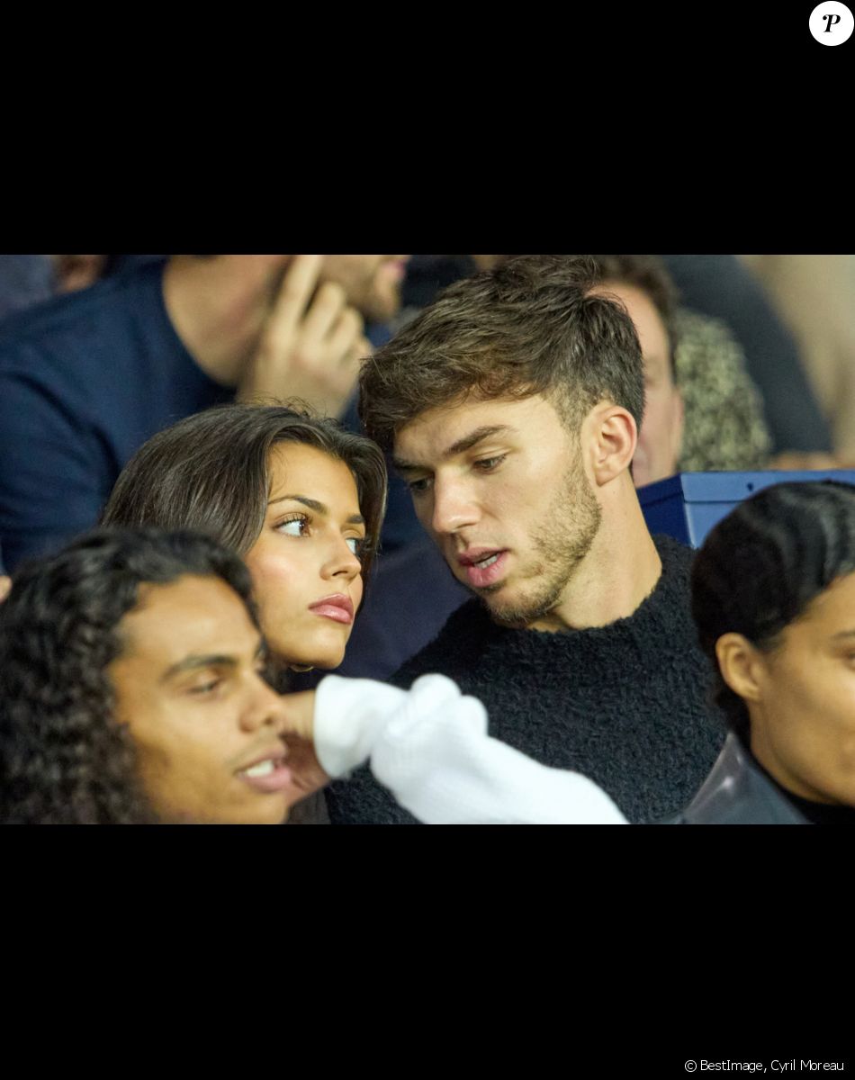 Pierre Gasly et sa compagne Kika Gomes - People au match de Ligue 1 Uber Eats "PSG -OM" au Parc des Princes à Paris le 16 octobre 2022. © Cyril Moreau/Bestimage