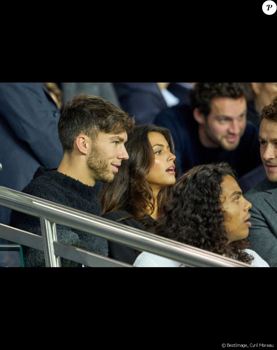 Pierre Gasly et sa compagne Kika Gomes - People au match de Ligue 1 Uber Eats "PSG -OM" au Parc des Princes à Paris le 16 octobre 2022. © Cyril Moreau/Bestimage