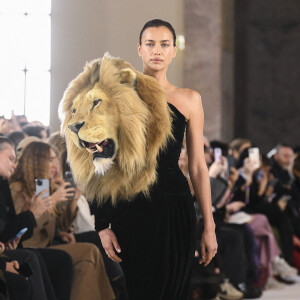 Irina Shayk - Défilé de mode Haute-Couture Schiaparelli au Petit Palais lors de la Fashion Week Printemps-été 2023 de Paris, le 23 janvier 2023. 