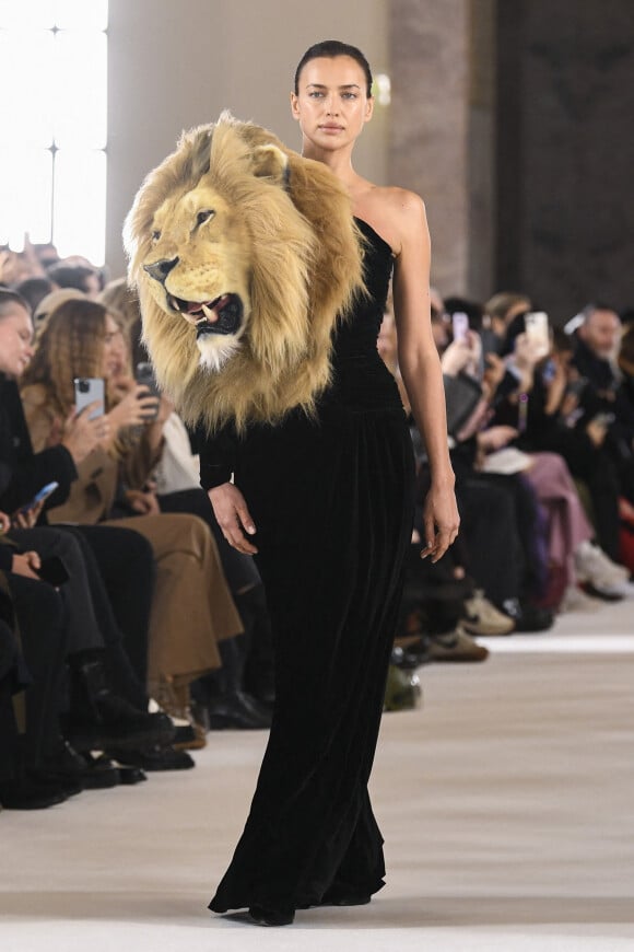 Irina Shayk - Défilé de mode Haute-Couture Schiaparelli au Petit Palais lors de la Fashion Week Printemps-été 2023 de Paris, le 23 janvier 2023. 