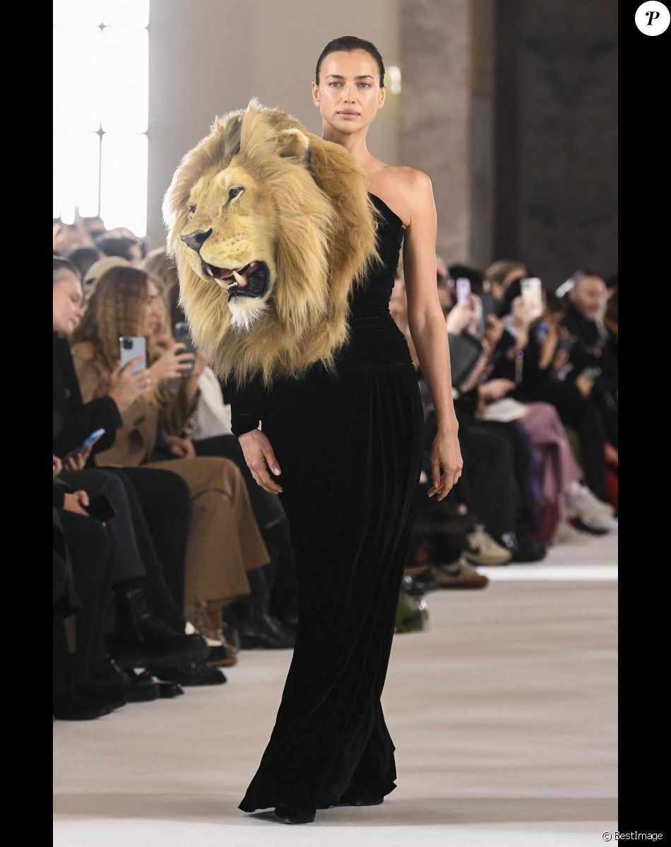 Irina Shayk - Défilé de mode Haute-Couture Schiaparelli au Petit Palais lors de la Fashion Week Printemps-été 2023 de Paris, le 23 janvier 2023.