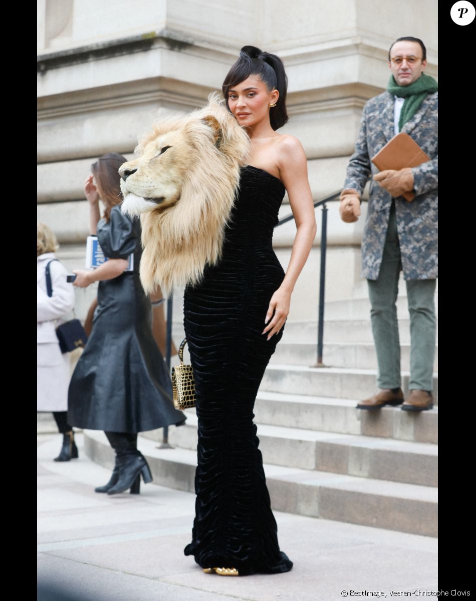 Info - Peta dénonce les robes Schiaparelli ornées de fausses têtes d'animaux - Kylie Jenner - Sorties du défilé de mode Haute-Couture "Schiaparelli" au Petit Palais lors de la fashion week de Paris. Le 23 janvier 2023 © Veeren-Christophe Clovis / Bestimage