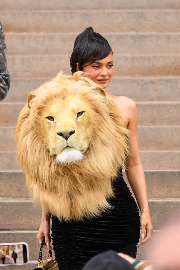 Kylie Jenner avec une robe à tête de lion lors du défilé Schiaparelli à Paris.  © Moreau / Perusseau / Bestimage 