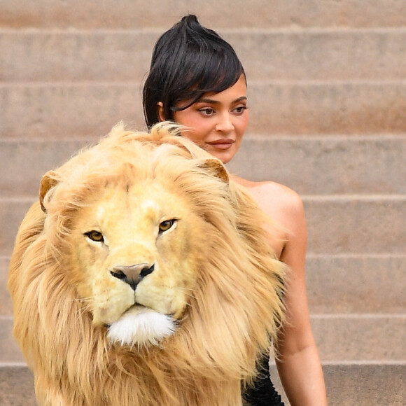 Kylie Jenner avec une robe à tête de lion lors du défilé Schiaparelli à Paris.  © Moreau / Perusseau / Bestimage 