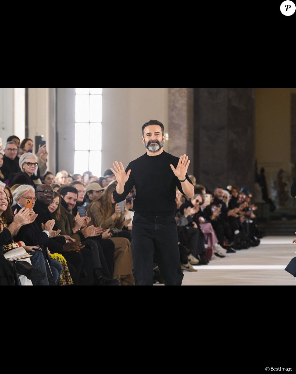 Le designer de la maison Schiaparelli, Daniel Roseberry au défilé de mode Haute-Couture Schiaparelli au Petit Palais lors de la Fashion Week Printemps-été 2023 de Paris, le 23 janvier 2023.