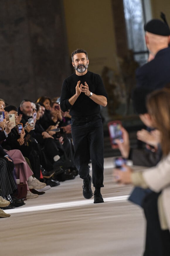 Le designer de la maison Schiaparelli, Daniel Roseberry - Défilé de mode Haute-Couture Schiaparelli au Petit Palais lors de la Fashion Week Printemps-été 2023 de Paris, le 23 janvier 2023. 