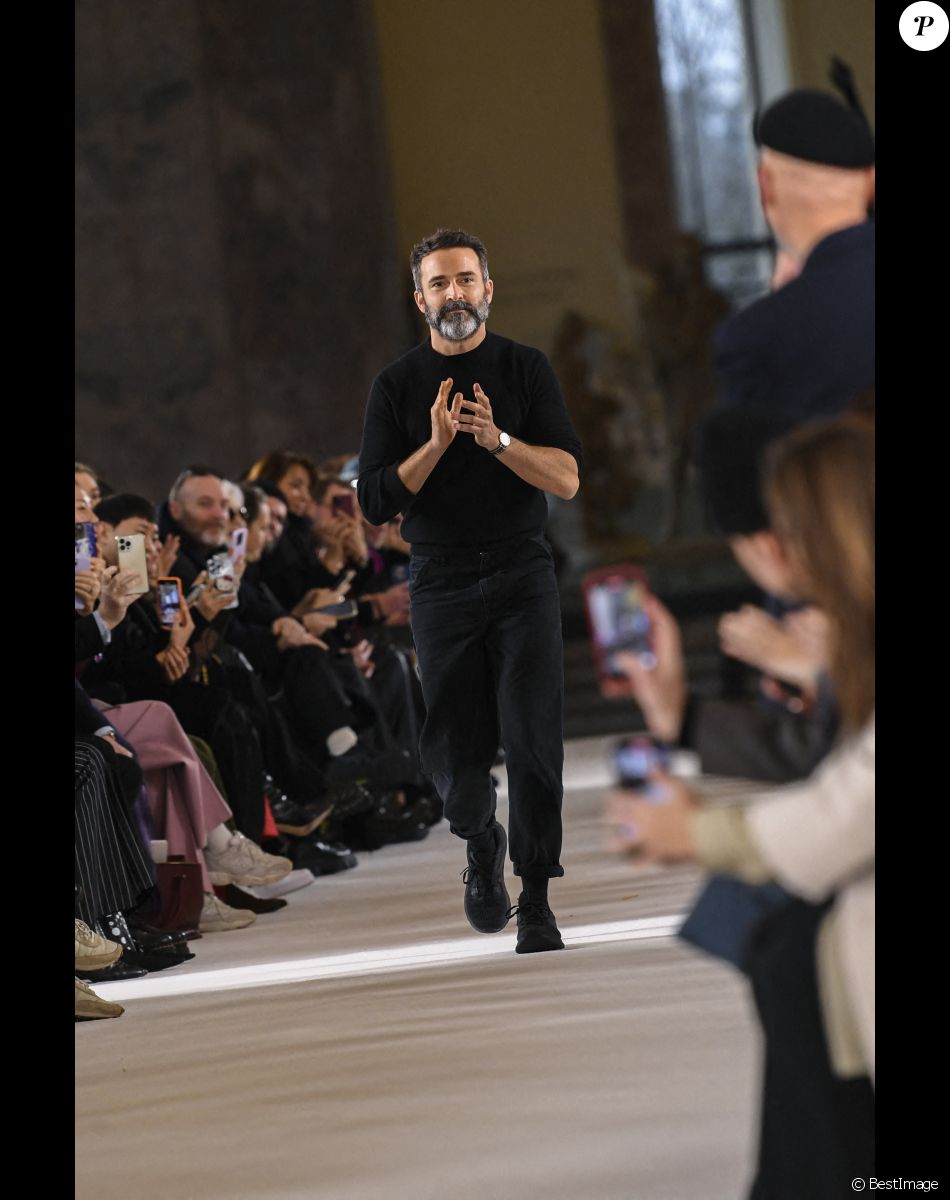 Le designer de la maison Schiaparelli, Daniel Roseberry - Défilé de mode Haute-Couture Schiaparelli au Petit Palais lors de la Fashion Week Printemps-été 2023 de Paris, le 23 janvier 2023.