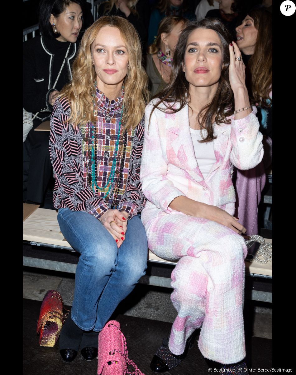 Vanessa Paradis et Charlotte Casiraghi - Front Row au deuxième défilé de mode Haute-Couture Chanel au Grand Palais Éphémère lors de la Fashion Week Printemps-été 2023 de Paris, France, le 24 janvier 2023. © Olivier Borde/Bestimage