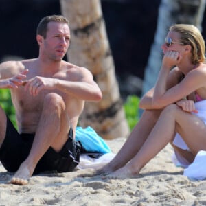 Exclusif - Gwyneth Paltrow passe ses vacances de Noel en famille a Hawaii. Pour le Nouvel An, la petite famille a profite de la plage, du paddle ou du farniente le 1er janvier 2014. 