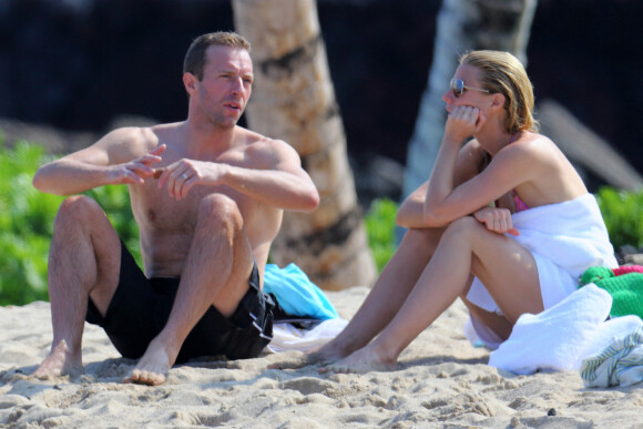 Exclusif - Gwyneth Paltrow passe ses vacances de Noel en famille a Hawaii. Pour le Nouvel An, la petite famille a profite de la plage, du paddle ou du farniente le 1er janvier 2014. 