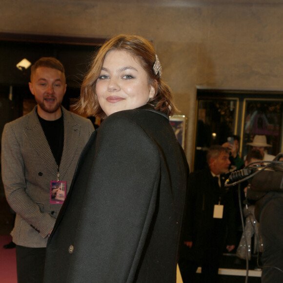 Louane - Arrivées des people à l'avant-première du film Netflix "Emily in Paris" saison 3 au Théâtre des Champs Elysées à Paris le 6 décembre 2022. 