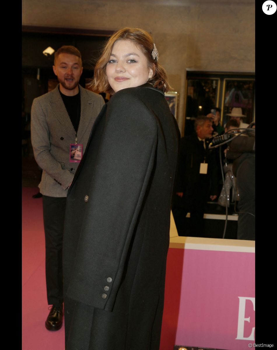 Louane - Arrivées des people à l'avant-première du film Netflix "Emily in Paris" saison 3 au Théâtre des Champs Elysées à Paris le 6 décembre 2022.
