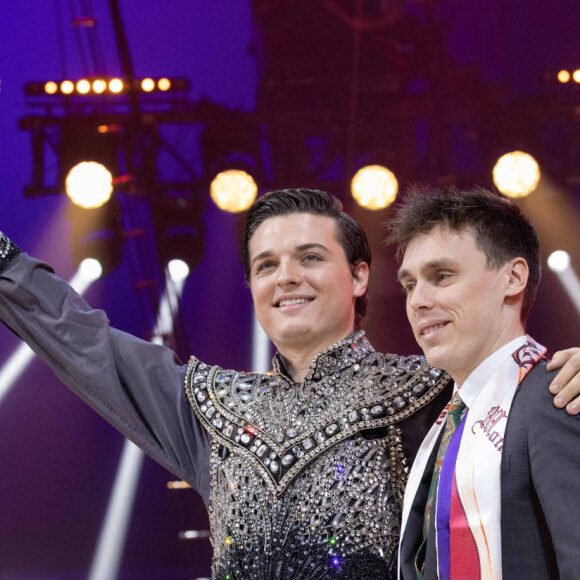 Louis Ducruet donne un 'Clown d'argent' à Bruno Togni - Remise des prix lors du 4ème jour du 45ème Festival International du Cirque de Monte Carlo sous le chapiteau Fontvieille à Monaco le 24 janvier 2023. © Olivier Huitel/Pool/Bestimage 