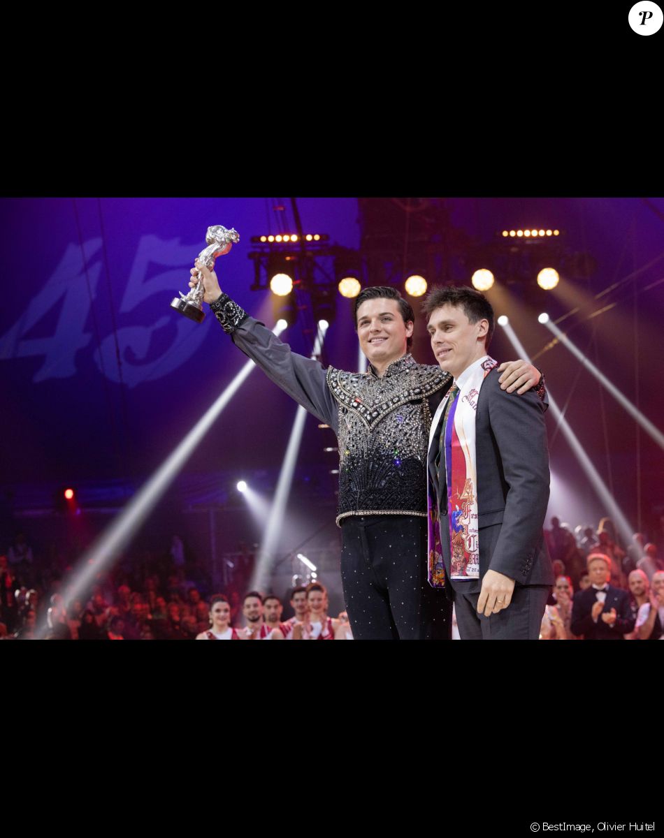 Louis Ducruet donne un 'Clown d'argent' à Bruno Togni - Remise des prix lors du 4ème jour du 45ème Festival International du Cirque de Monte Carlo sous le chapiteau Fontvieille à Monaco le 24 janvier 2023. © Olivier Huitel/Pool/Bestimage