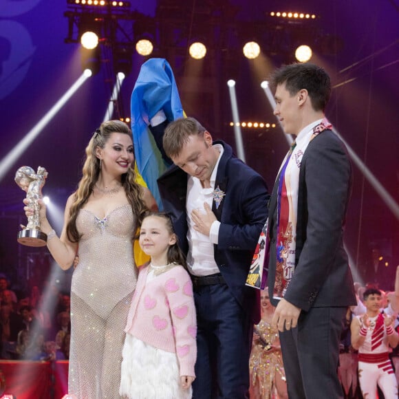 Louis Ducruet donne un 'Clown d'argent' à 'Secret of my Soul' - Remise des prix lors du 4ème jour du 45ème Festival International du Cirque de Monte Carlo sous le chapiteau Fontvieille à Monaco le 24 janvier 2023. © Olivier Huitel/Pool/Bestimage 