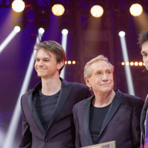 Louis Ducruet donne le Prix spécial du jury à Kris et Harrison Kremo - Remise des prix lors du 4ème jour du 45ème Festival International du Cirque de Monte Carlo sous le chapiteau Fontvieille à Monaco le 24 janvier 2023. © Olivier Huitel/Pool/Bestimage 