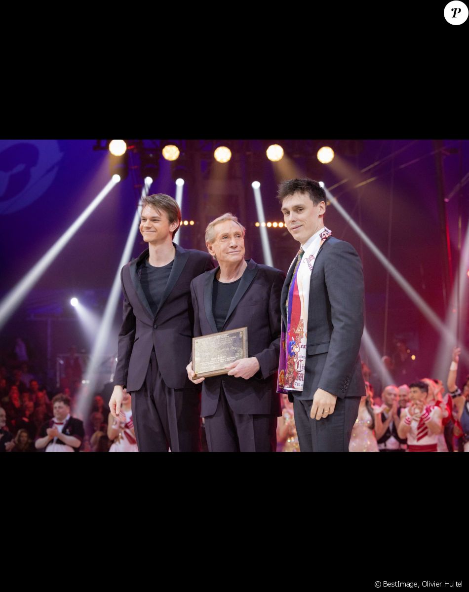 Louis Ducruet donne le Prix spécial du jury à Kris et Harrison Kremo - Remise des prix lors du 4ème jour du 45ème Festival International du Cirque de Monte Carlo sous le chapiteau Fontvieille à Monaco le 24 janvier 2023. © Olivier Huitel/Pool/Bestimage