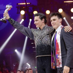 Louis Ducruet donne un 'Clown d'argent' à Bruno Togni - Remise des prix lors du 4ème jour du 45ème Festival International du Cirque de Monte Carlo sous le chapiteau Fontvieille à Monaco le 24 janvier 2023. © Olivier Huitel/Pool/Bestimage 