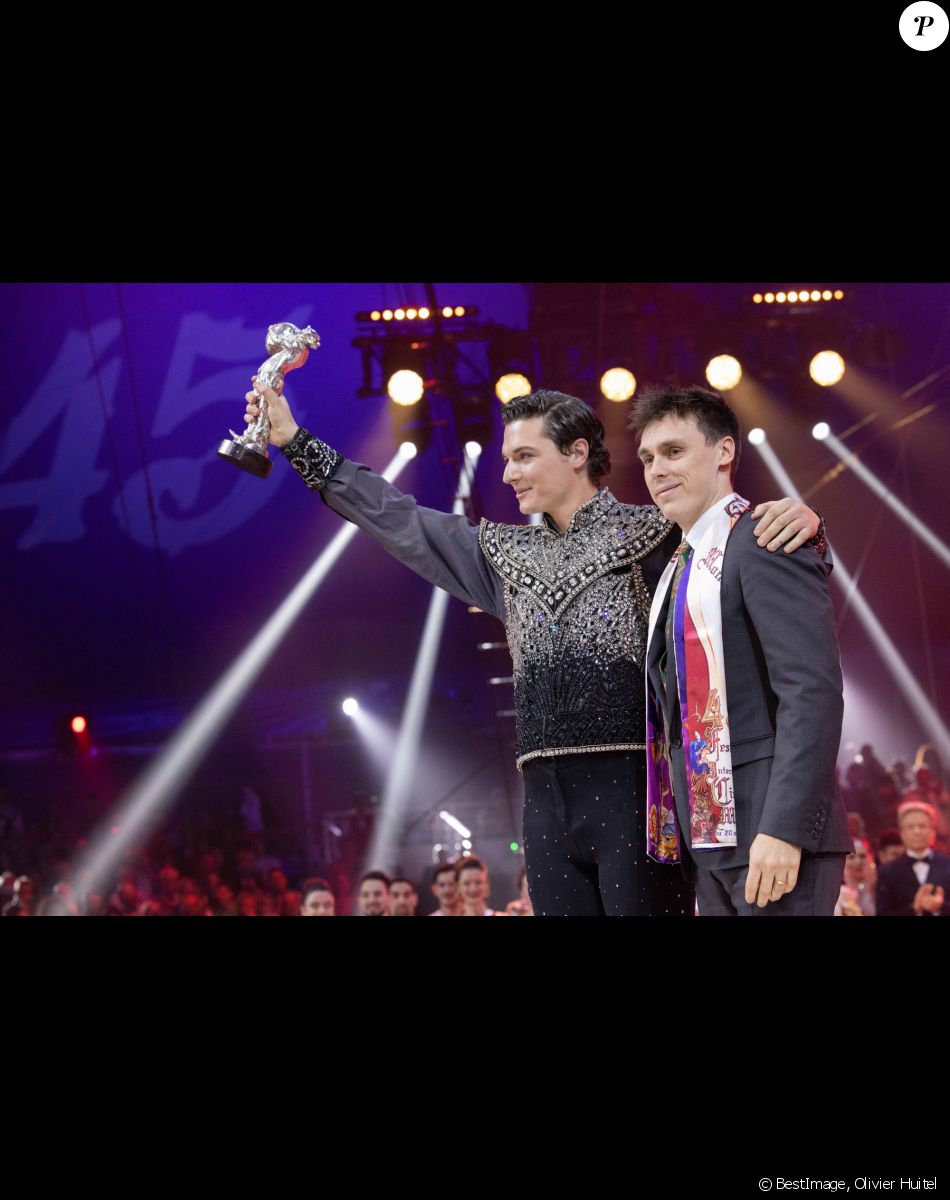 Louis Ducruet donne un 'Clown d'argent' à Bruno Togni - Remise des prix lors du 4ème jour du 45ème Festival International du Cirque de Monte Carlo sous le chapiteau Fontvieille à Monaco le 24 janvier 2023. © Olivier Huitel/Pool/Bestimage