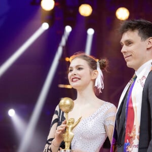 Louis Ducruet donne le Junior d'or à Ameli Bilyk - Remise des prix lors du 4ème jour du 45ème Festival International du Cirque de Monte Carlo sous le chapiteau Fontvieille à Monaco le 24 janvier 2023. © Olivier Huitel/Pool/Bestimage 