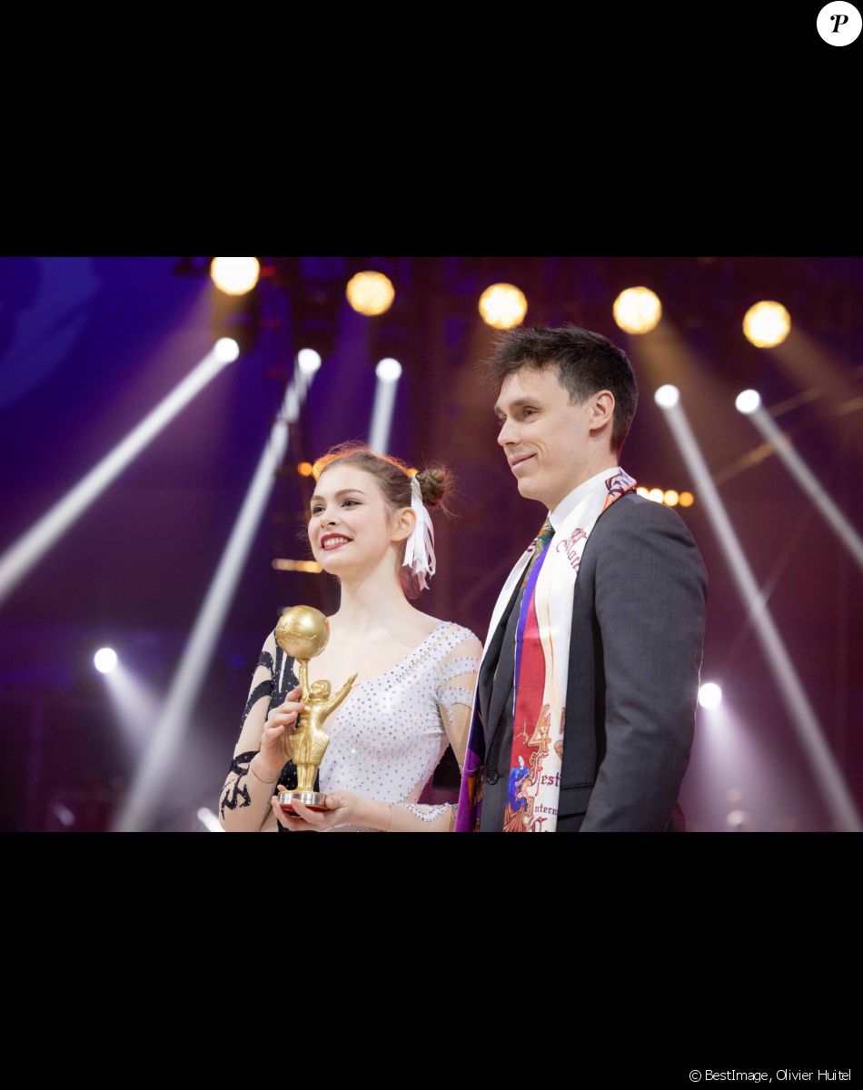 Louis Ducruet donne le Junior d'or à Ameli Bilyk - Remise des prix lors du 4ème jour du 45ème Festival International du Cirque de Monte Carlo sous le chapiteau Fontvieille à Monaco le 24 janvier 2023. © Olivier Huitel/Pool/Bestimage