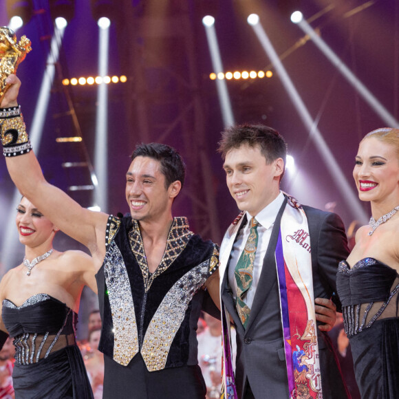 Louis Ducruet donne le Clown d'or à René Casually Junior, Merrylu Casually et Quincy Azzario - Remise des prix lors du 4ème jour du 45ème Festival International du Cirque de Monte Carlo sous le chapiteau Fontvieille à Monaco le 24 janvier 2023. © Olivier Huitel/Pool/Bestimage 