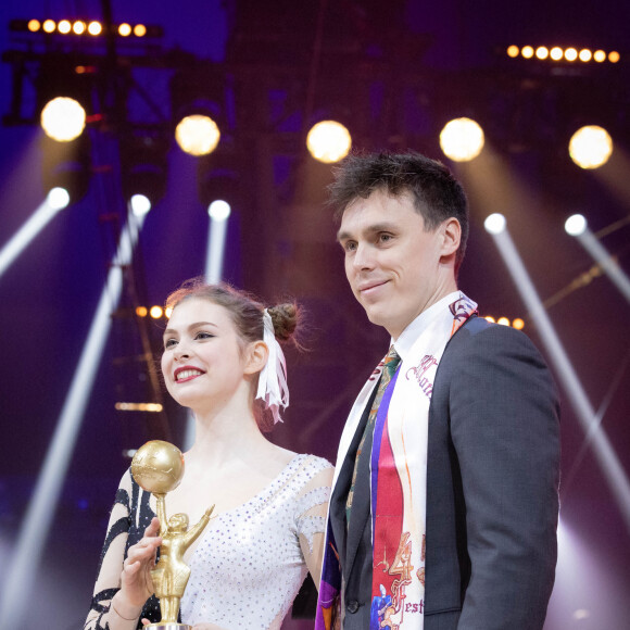 Louis Ducruet donne le Junior d'or à Ameli Bilyk - Remise des prix lors du 4ème jour du 45ème Festival International du Cirque de Monte Carlo sous le chapiteau Fontvieille à Monaco le 24 janvier 2023. © Olivier Huitel/Pool/Bestimage 