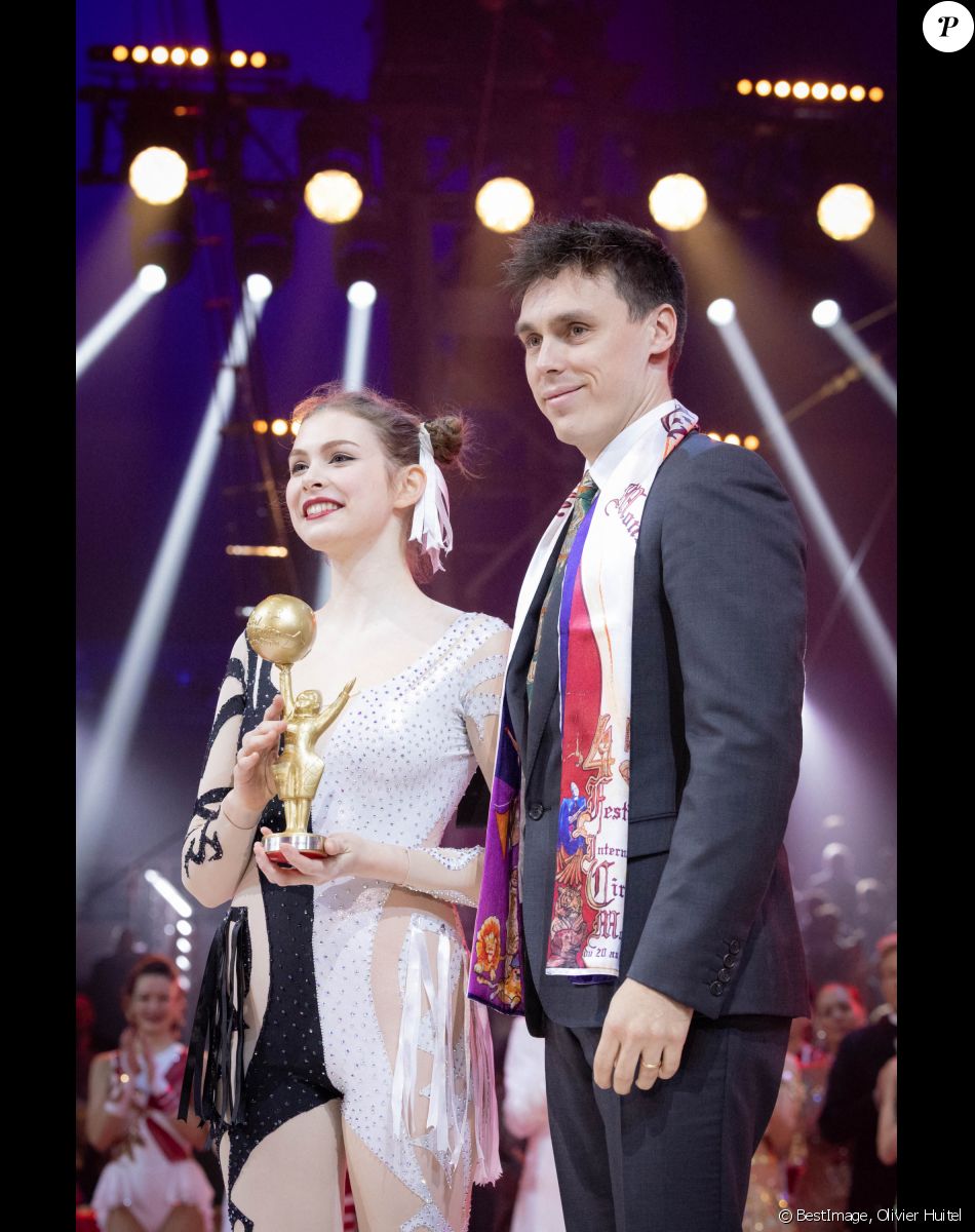 Louis Ducruet donne le Junior d'or à Ameli Bilyk - Remise des prix lors du 4ème jour du 45ème Festival International du Cirque de Monte Carlo sous le chapiteau Fontvieille à Monaco le 24 janvier 2023. © Olivier Huitel/Pool/Bestimage