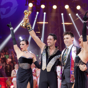 Louis Ducruet donne le Clown d'or à René Casually Junior, Merrylu Casually et Quincy Azzario - Remise des prix lors du 4ème jour du 45ème Festival International du Cirque de Monte Carlo sous le chapiteau Fontvieille à Monaco le 24 janvier 2023. © Olivier Huitel/Pool/Bestimage 