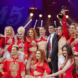 Louis Ducruet donne un Clown de bronze à la troupe "The Bingo" - Remise des prix lors du 4ème jour du 45ème Festival International du Cirque de Monte Carlo sous le chapiteau Fontvieille à Monaco le 24 janvier 2023. © Olivier Huitel/Pool/Bestimage 