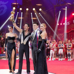 Louis Ducruet donne le Clown d'or à René Casually Junior, Merrylu Casually et Quincy Azzario - Remise des prix lors du 4ème jour du 45ème Festival International du Cirque de Monte Carlo sous le chapiteau Fontvieille à Monaco le 24 janvier 2023. © Olivier Huitel/Pool/Bestimage 